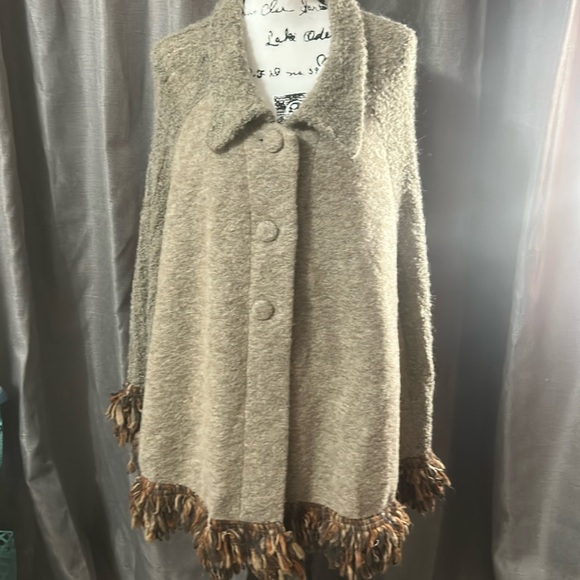 MariLu 3 button, opening for arms poncho, shawl, medium (?)I purchased in Italy - Picture 3 of 8